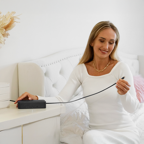 Desktop Wireless Charger with Retractable Cables