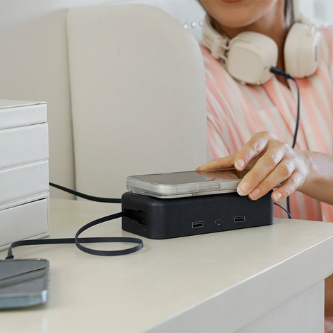 Desktop Wireless Charger with Retractable Cables